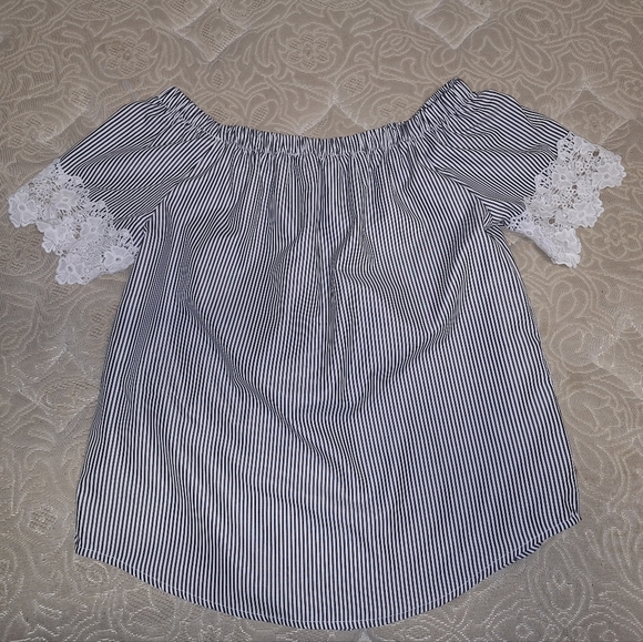 A Kontrol Contemporary short sleeve blue and white striped blouse in size small - Picture 3 of 3